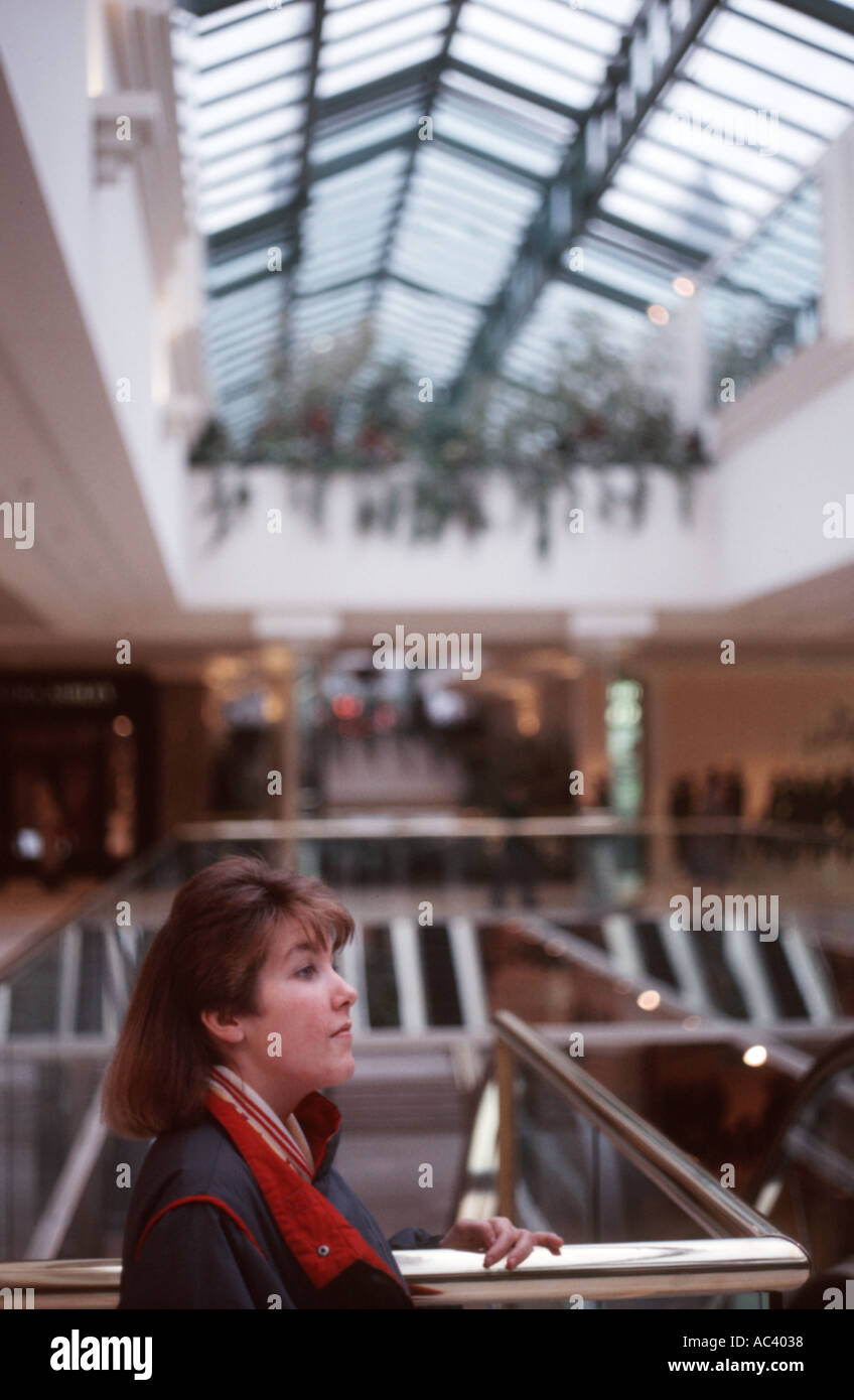 Retrato en el perfil de una mujer joven en un centro comercial Foto de stock