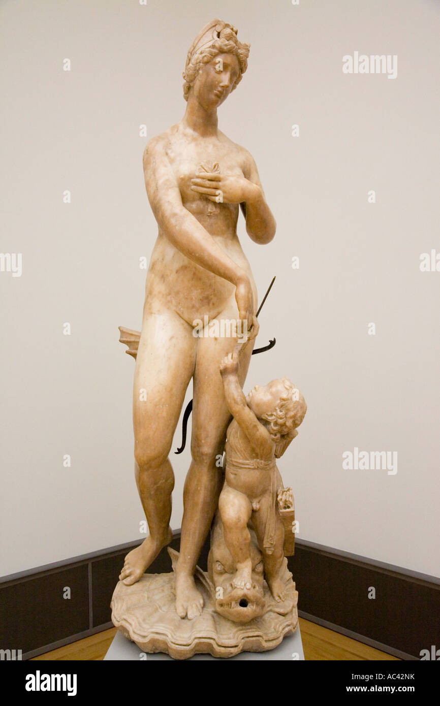 Venus y Cupido Alabastro Italia o Francia Estatua del siglo XVI, Museo  Bode, Berlín, Alemania Fotografía de stock - Alamy