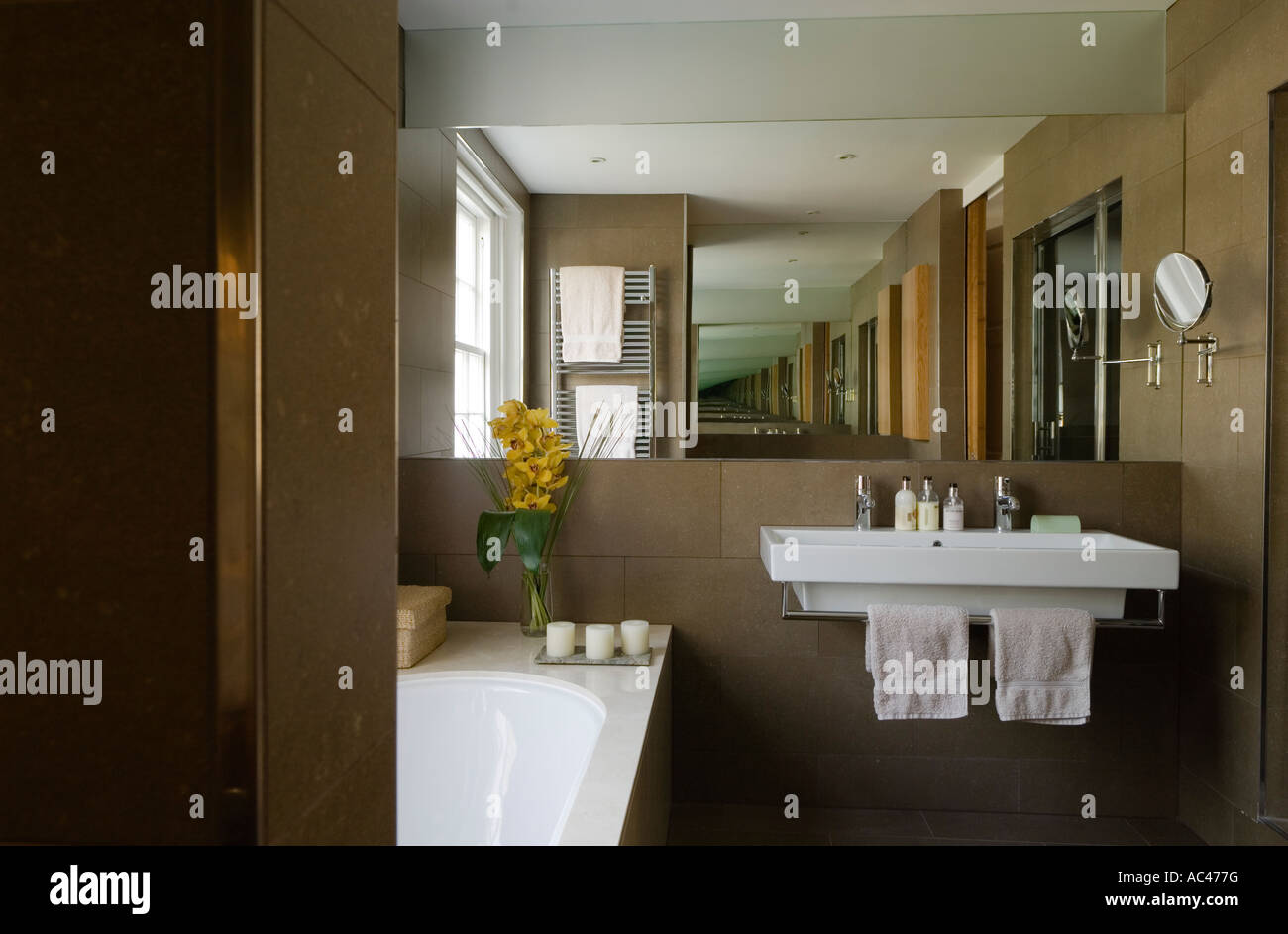Baño modernista con un gran lavabo y grifos handsgrohe Foto de stock