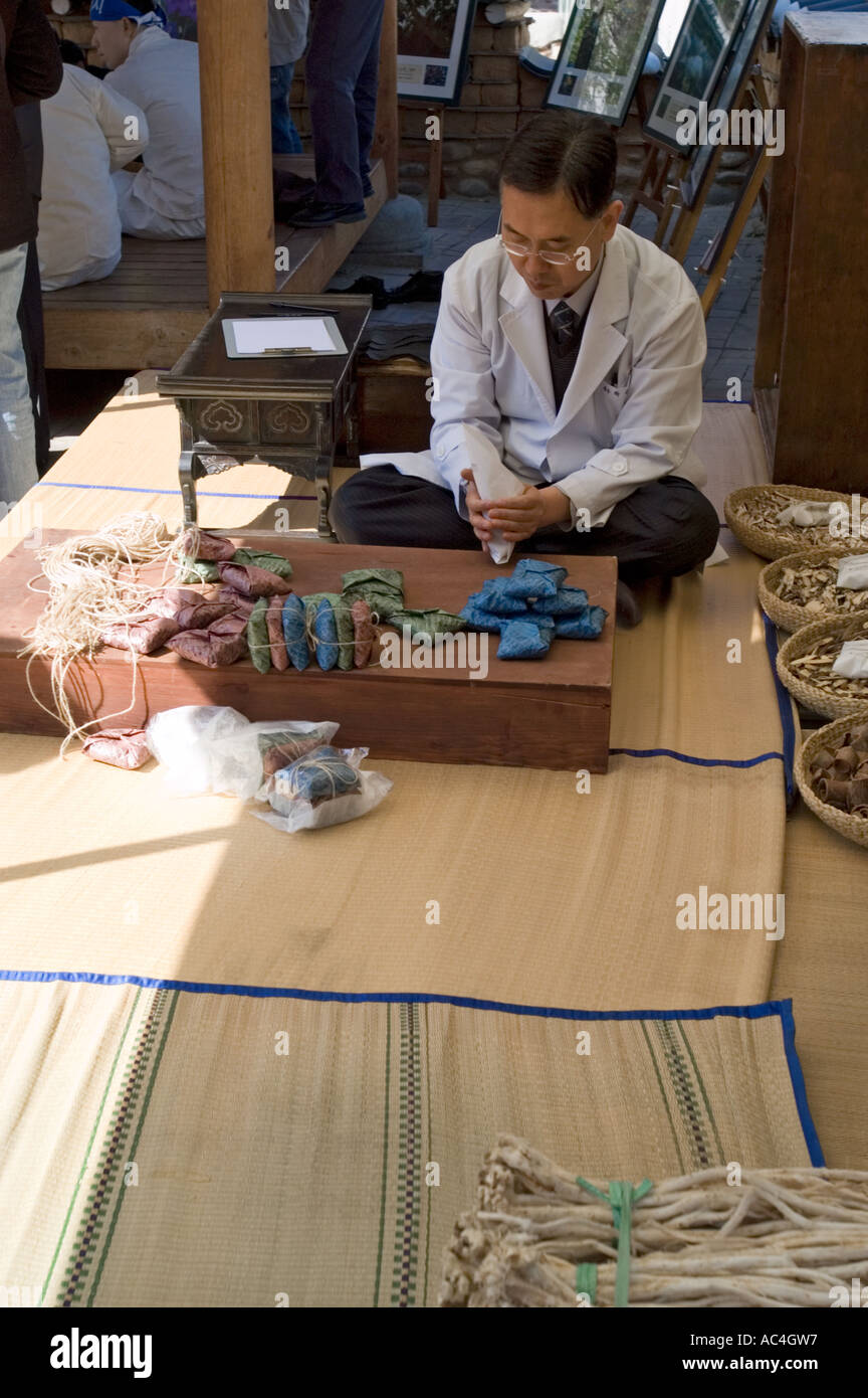 Las preparaciones de hierbas medicinales han demostrado en Daegu, Corea del Sur. Foto de stock