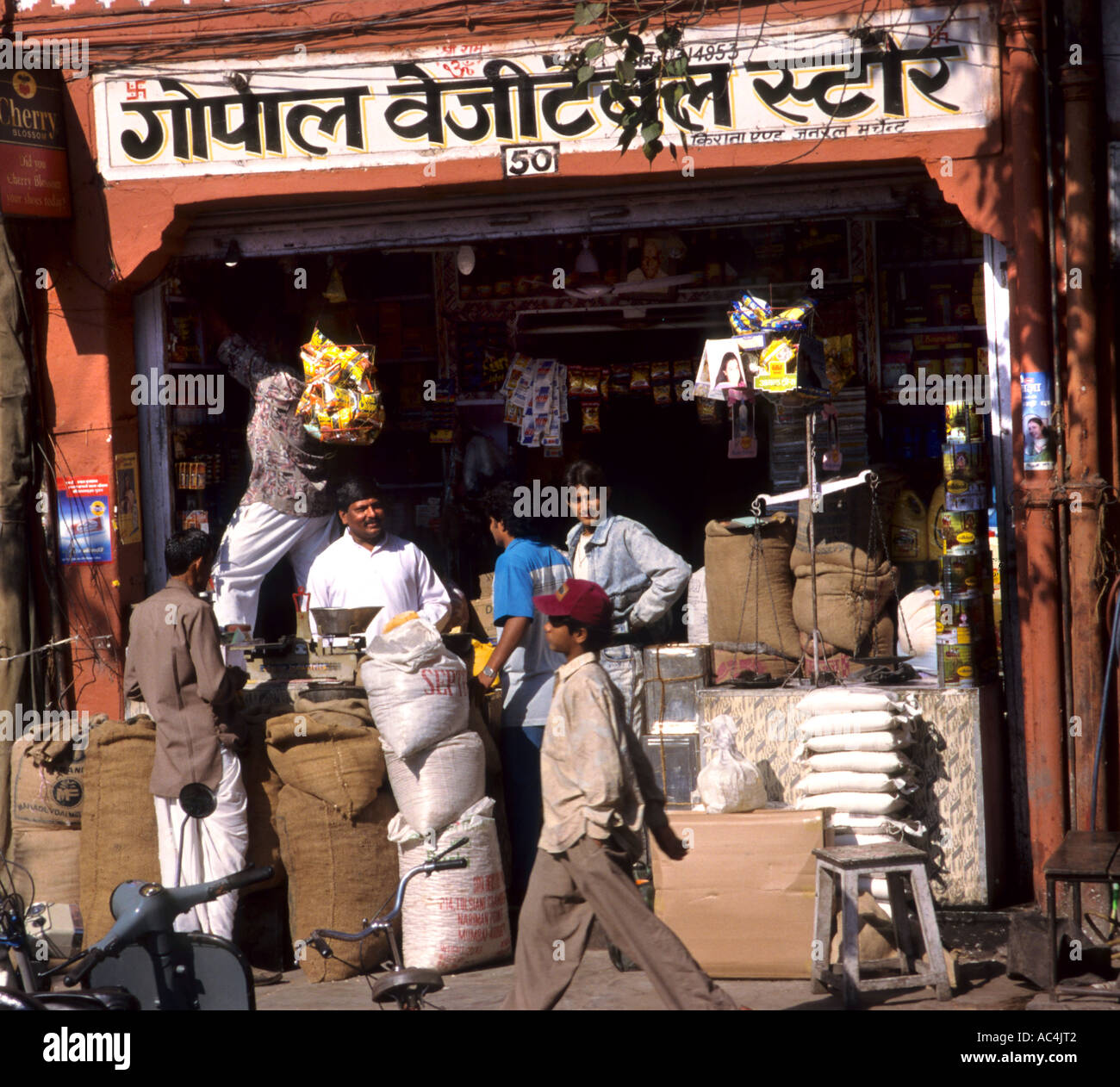 Rajastán India Jaipur Asia Bazar tiendas comerciante mercado mercado, Bazar, Bazar, Mercado, tráfico, tienda bebe alimentos nutrición Foto de stock