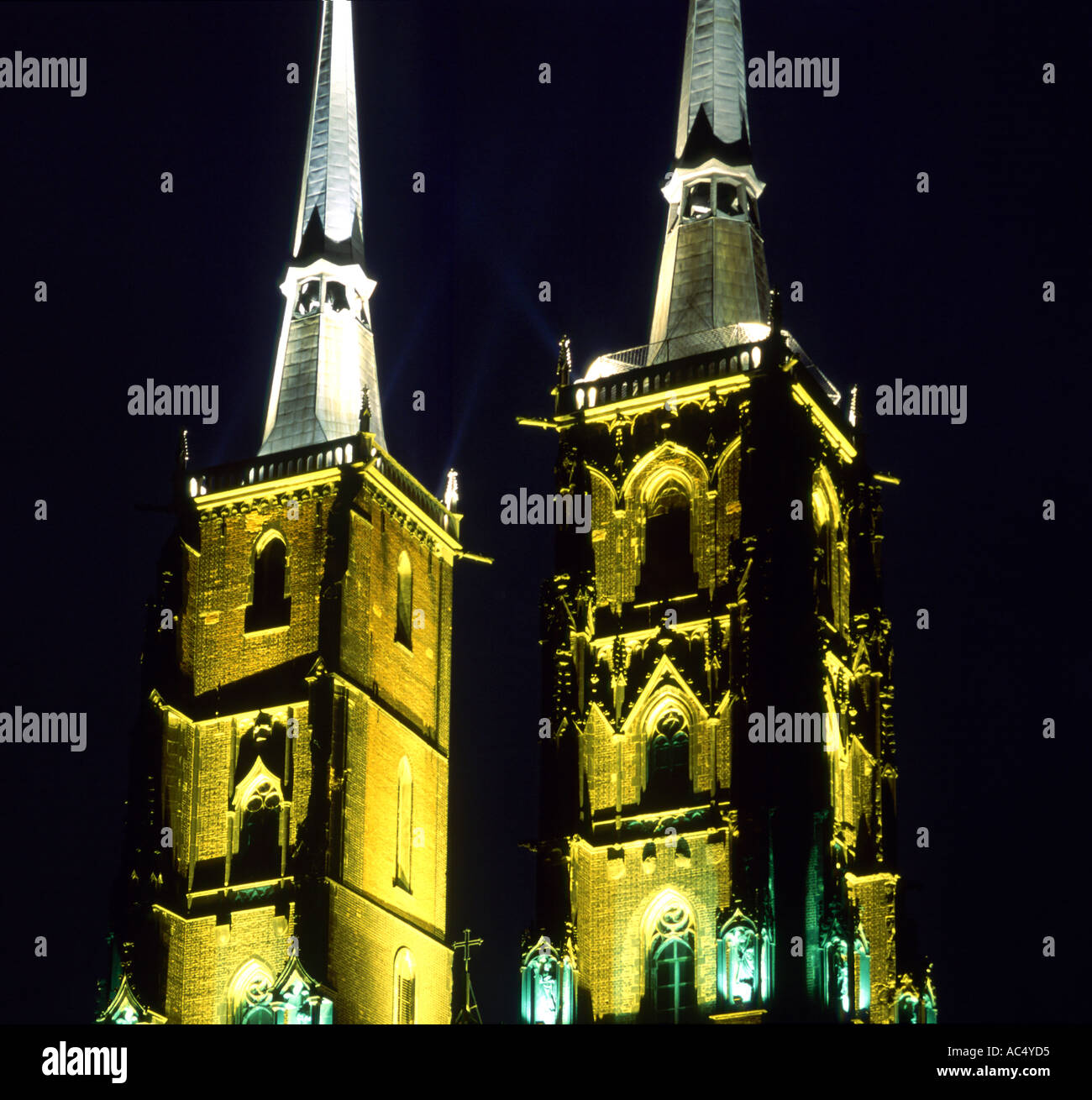 Dos torres de la Catedral de San Juan en la noche Wrocław Polonia Foto de stock