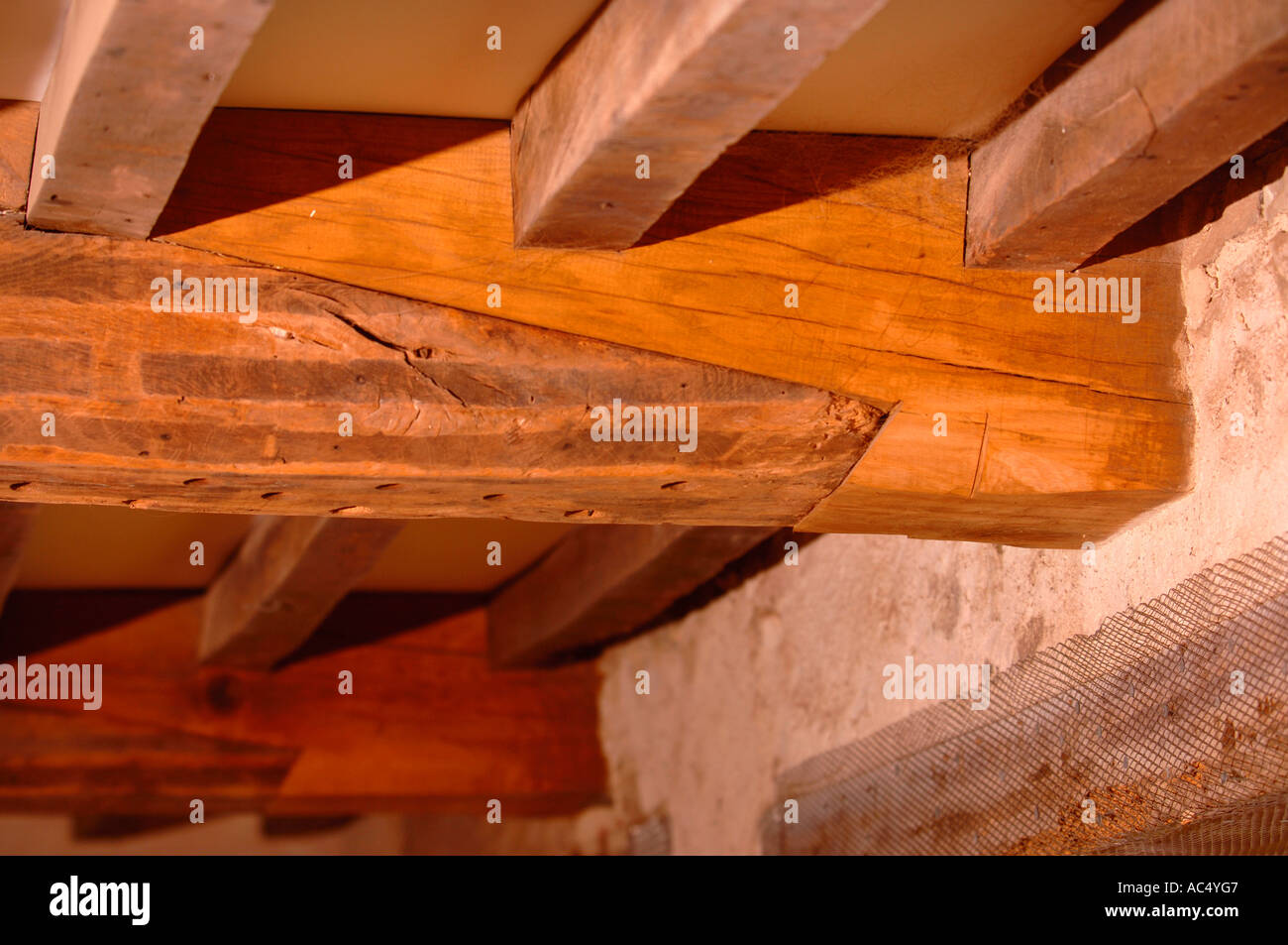 Un empalme REPARAR JOIN EN UNA VIGA MEDIEVAL UK Fotografía de stock - Alamy