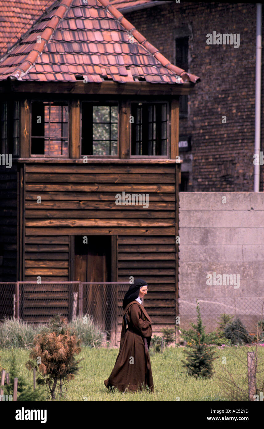 Convento Carmelita en polémicas en el campo de exterminio nazi de Auschwitz, donde 2 de 5 millones de judíos fueron asesinados POLLAND 1989 1989 Foto de stock