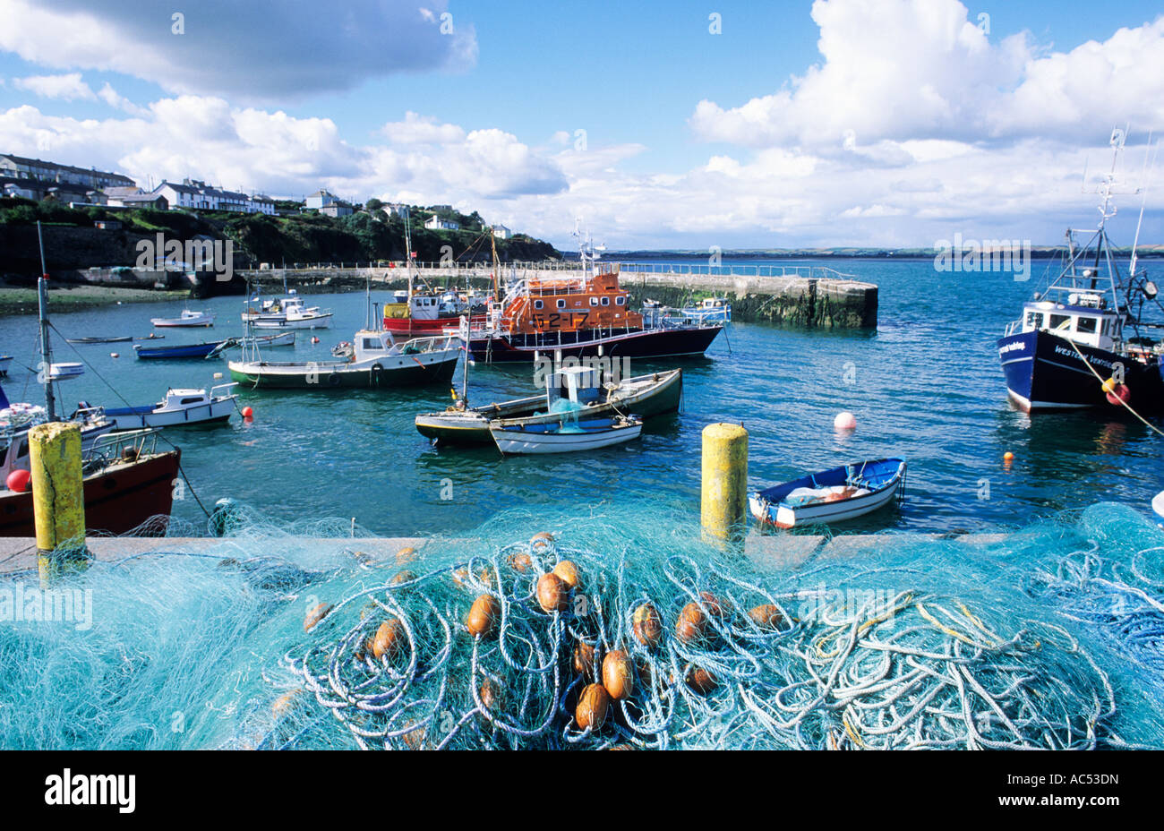 Puerto de Ballycotton, Condado de Cork, Irlanda, Irlanda del Sur, botes salvavidas, pesca, redes para pescar de costa, costeras, barcos, viajes Foto de stock