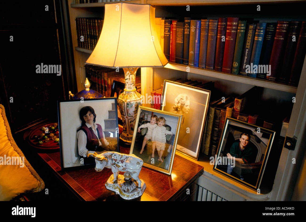 DALMENY House Escocia fotos familiares enmarcadas en la biblioteca de julio de 1992 Foto de stock