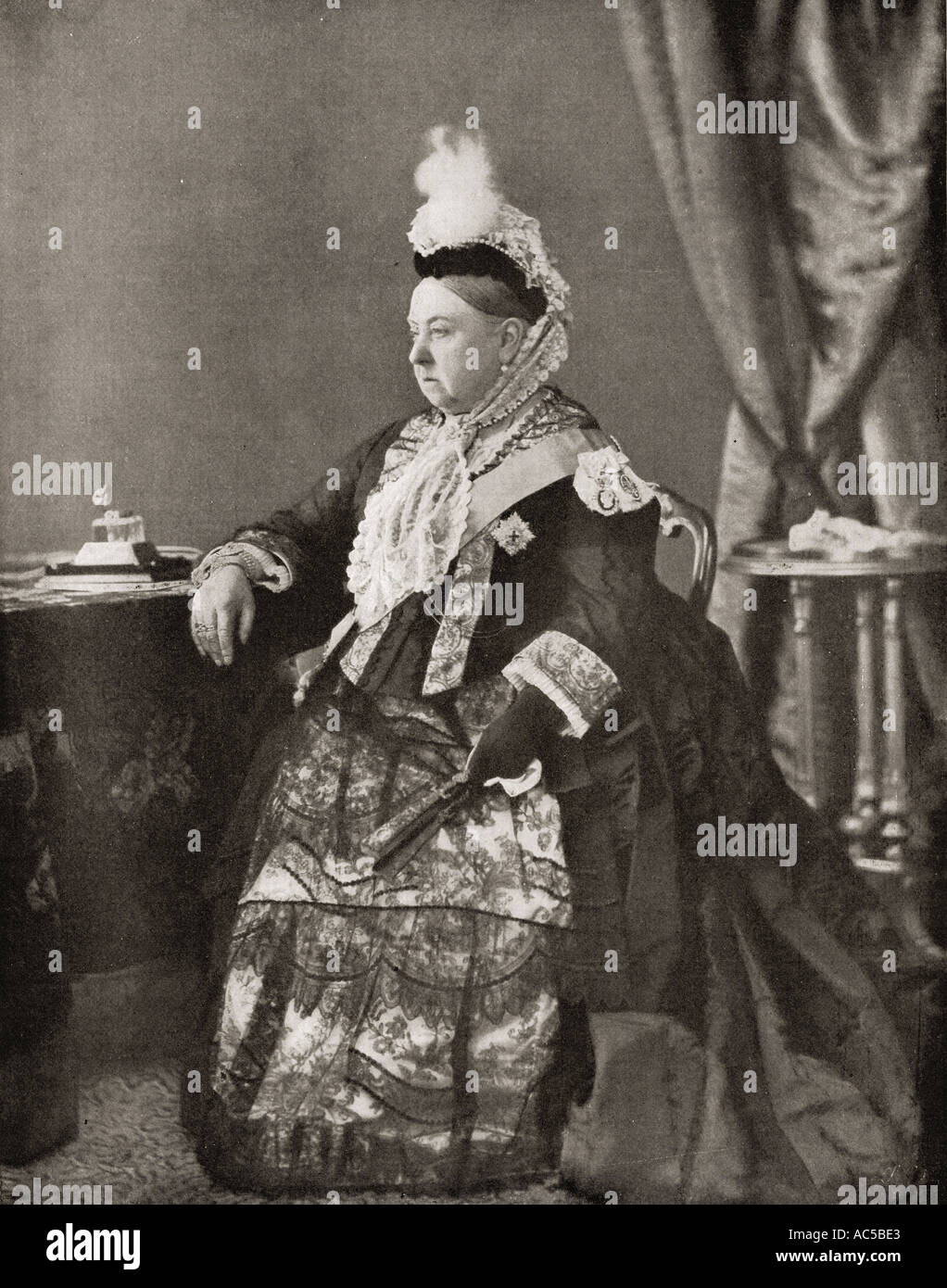 La reina Victoria, 1819 - 1901, visto aquí en el vestido usado por su servicio en el jubileo de 1887. Foto de stock