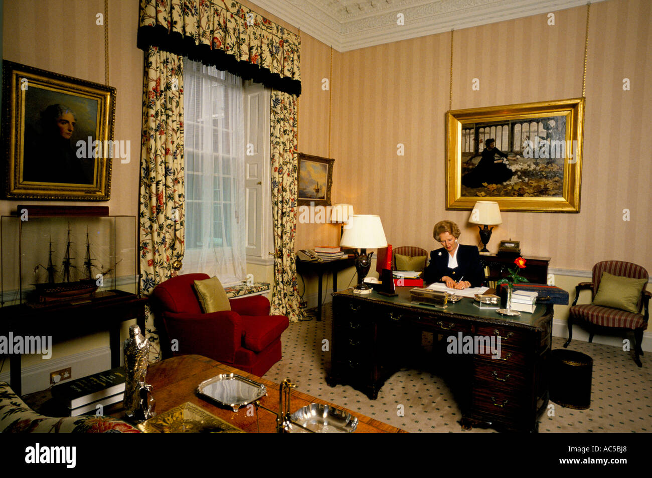 Margaret Thatcher a Downing Street Margaret Thatcher EN SU OFICINA DE TRABAJO 1989 Foto de stock
