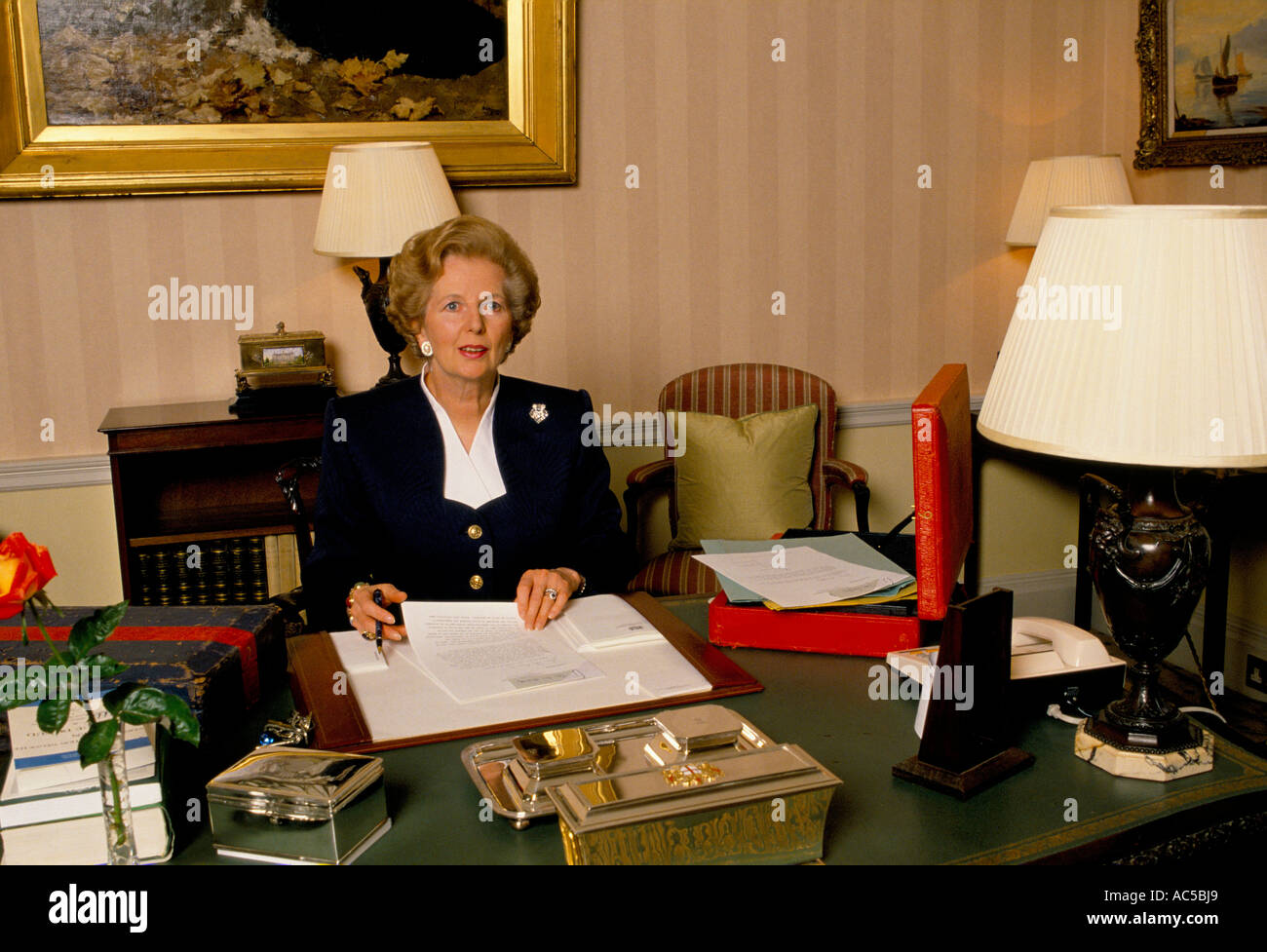 En la Primera Ministra Margaret Thatcher en Downing Street número 10 de Downing Street 1989 Foto de stock