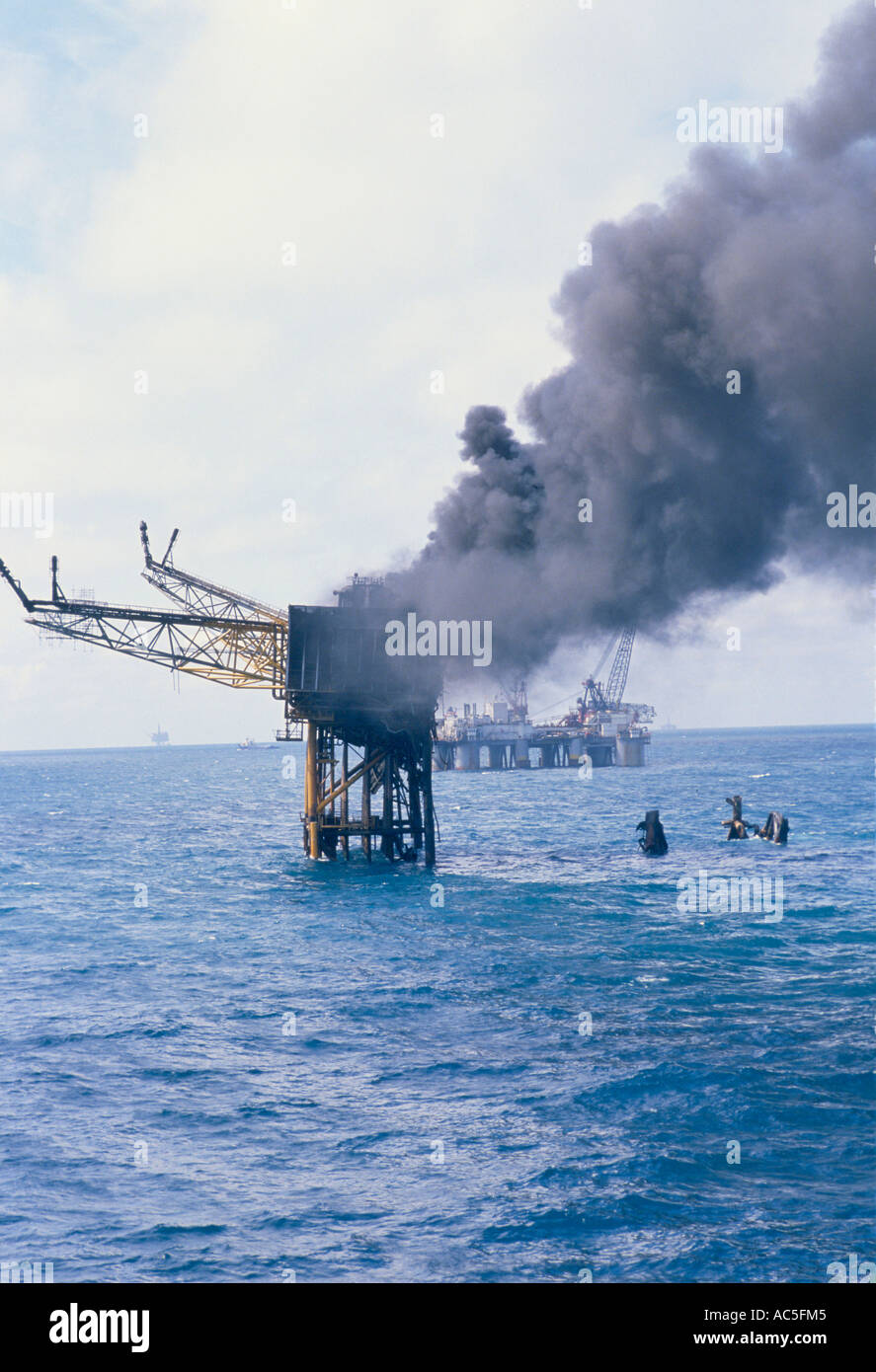 Piper alpha disaster fire on fotografías e imágenes de alta resolución