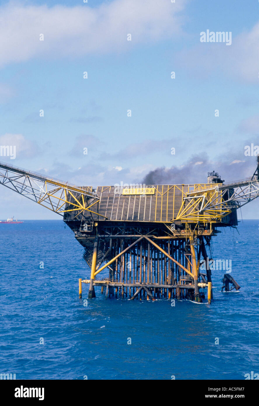 Piper alpha disaster fire on fotografías e imágenes de alta resolución