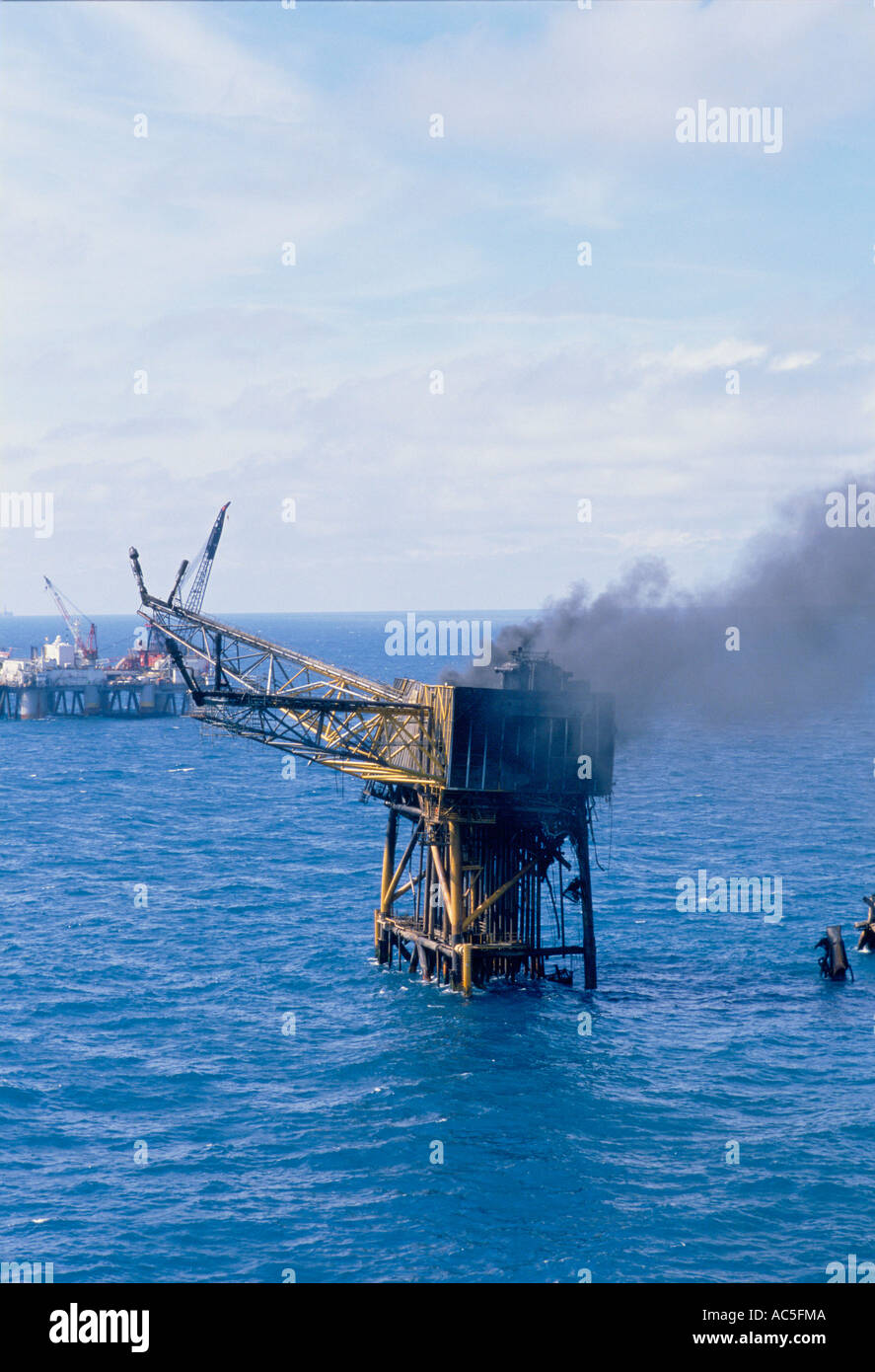 Piper alpha disaster fire on fotografías e imágenes de alta resolución