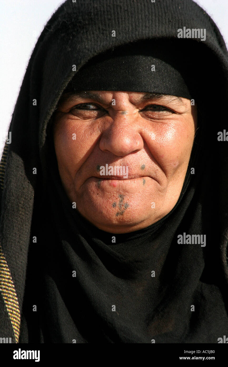 Iraq tri zona fronteriza de 2005 Una mujer beduina del sur de Irak Foto de stock