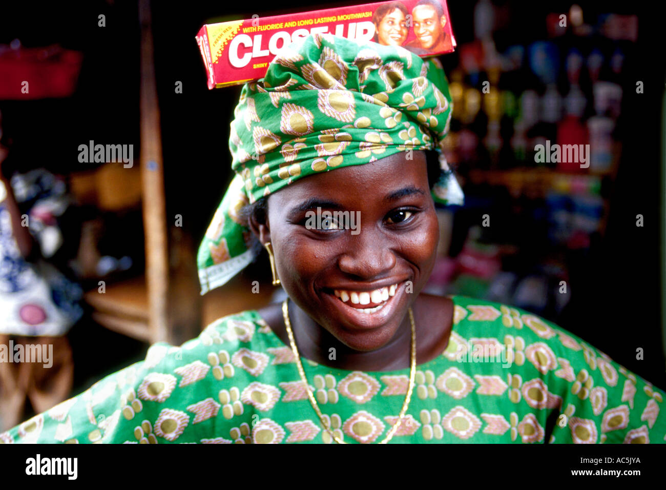 Comprador en el mercado de Nigeria en Lagos, Nigeria Foto de stock