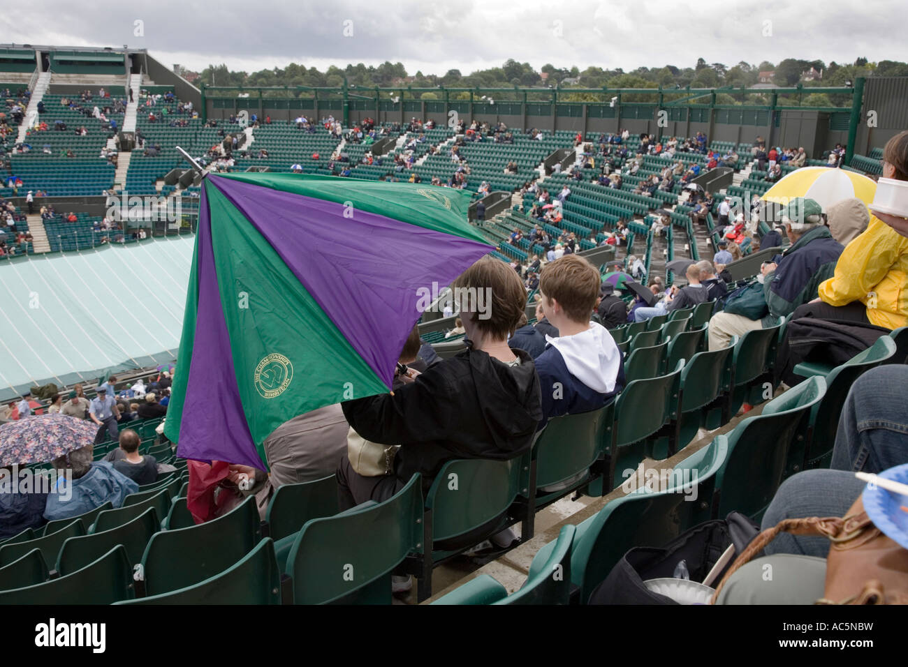 La interrupción de la lluvia en el centro de la Cancha de tenis de Wimbledon Campeonato UK Foto de stock