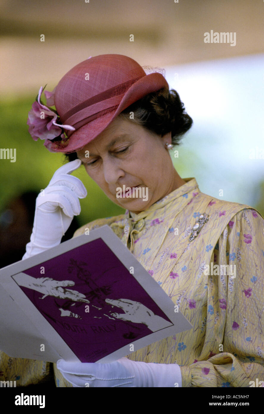 British Queen Elizabeth II leyendo un folleto durante la reunión del Commonwealth Foto de stock