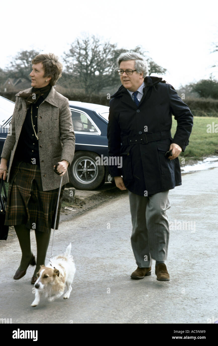 Sir Geoffrey Howe Canciller del Exchequer con esposa pasear al perro Foto de stock