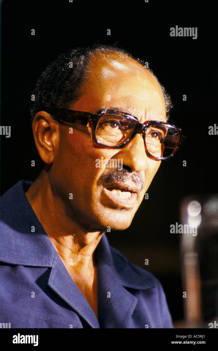 El Presidente Anwar Sadat de Egipto, dando un discurso en la Conferencia de la OUA de Monrovia, Liberia 1979 Asesinatos de dirigentes de todo el mundo Foto de stock