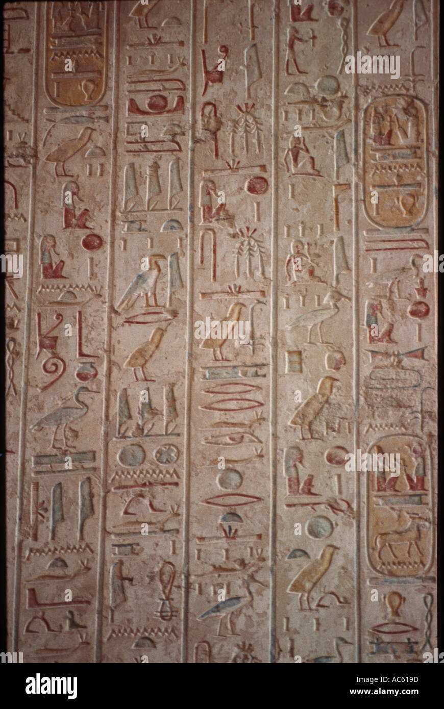 Jeroglíficos en el Valle de los reyes en Luxor, Egipto Foto de stock
