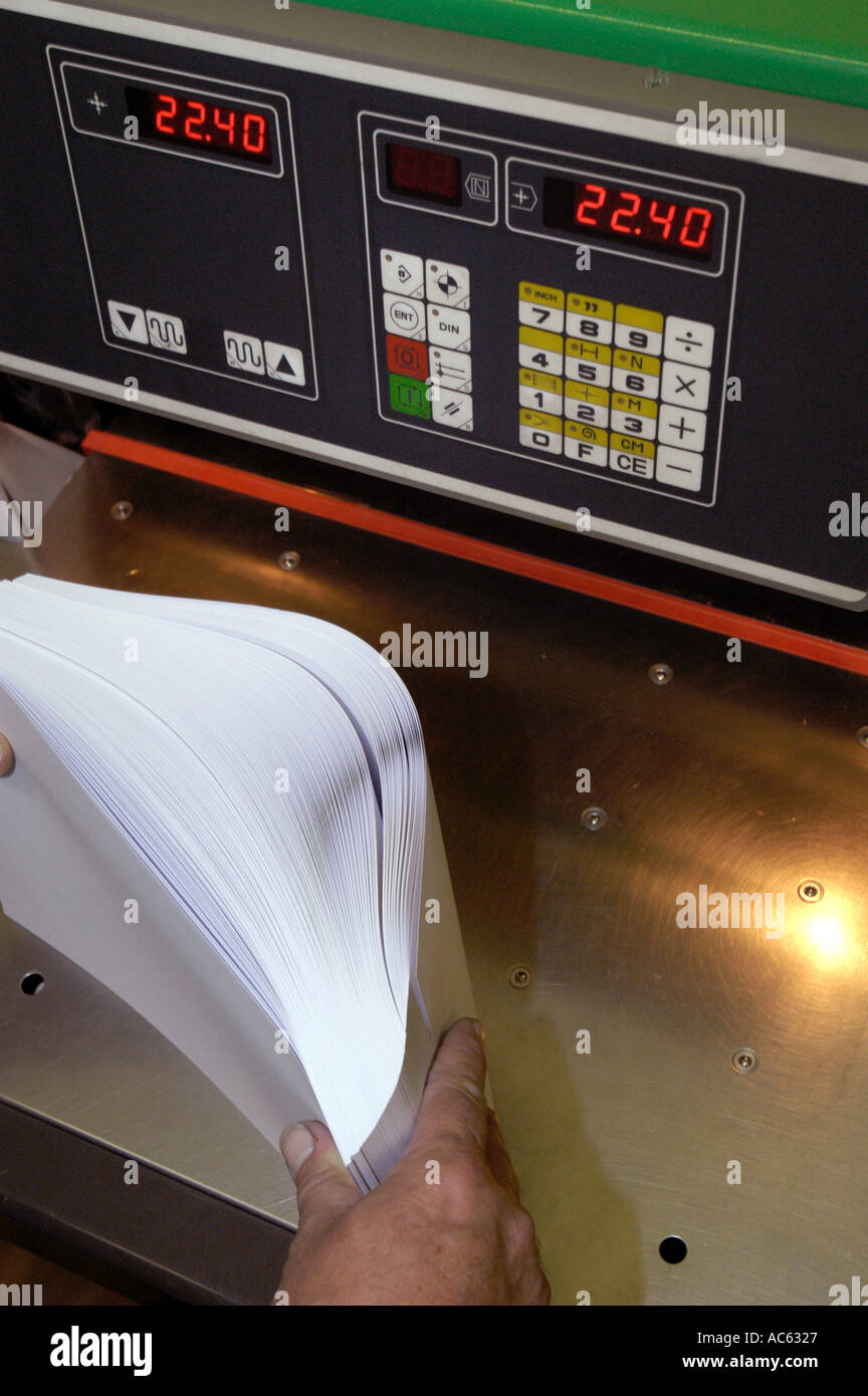 Preparando el papel en impresiones de corte por guillotina máquina Fotografía stock - Alamy
