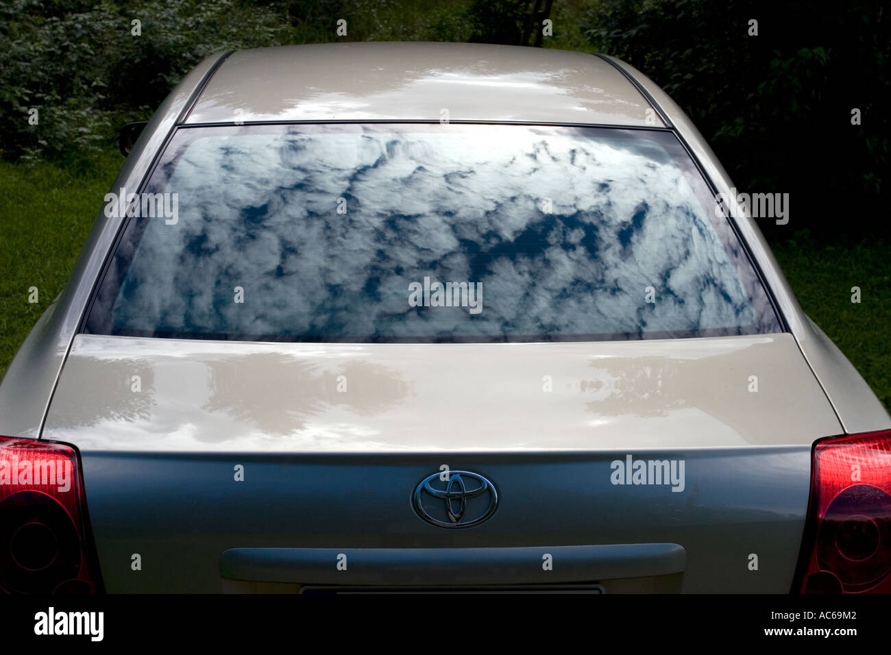 El cielo y las nubes reflejan desde la ventana trasera del coche, Finlandia Foto de stock