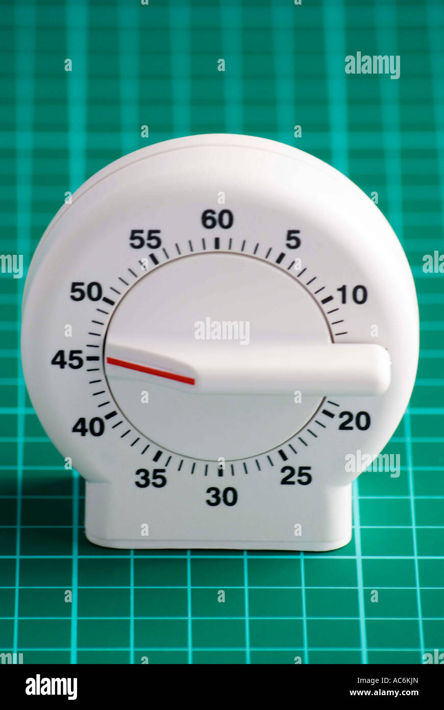 Un reloj temporizador de cocina establecido durante un período de cuarenta  y cinco minutos Fotografía de stock - Alamy