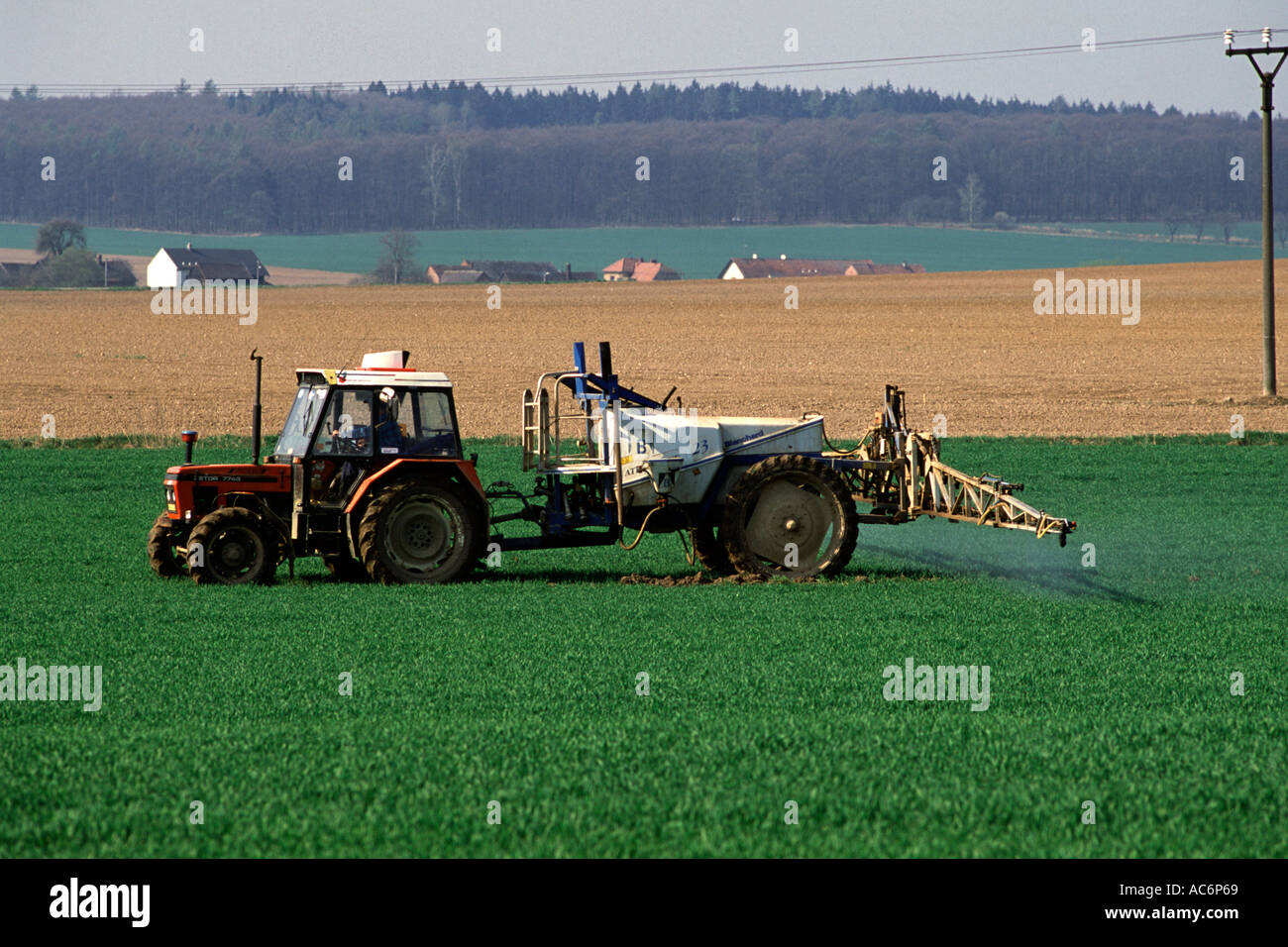 Resultado de imagen de tractor tirando pesticidas en los campos