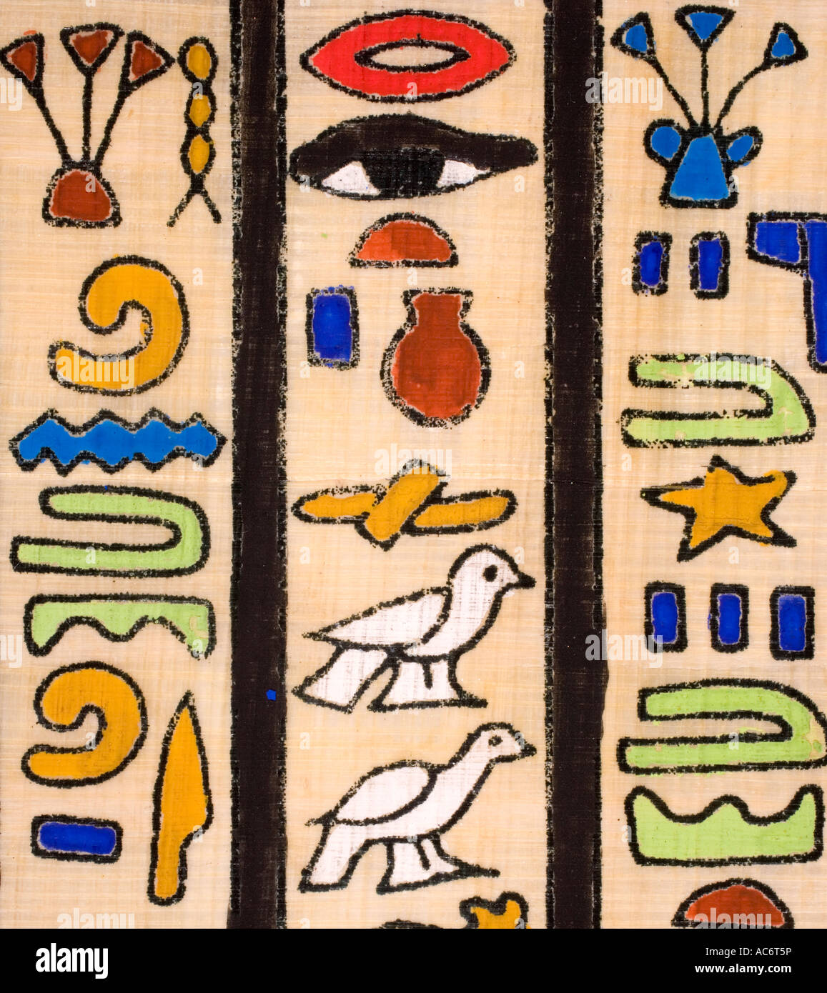 Detalle de los jeroglíficos de Egipto moderno papiro pintados a mano producidos para el comercio turístico Foto de stock