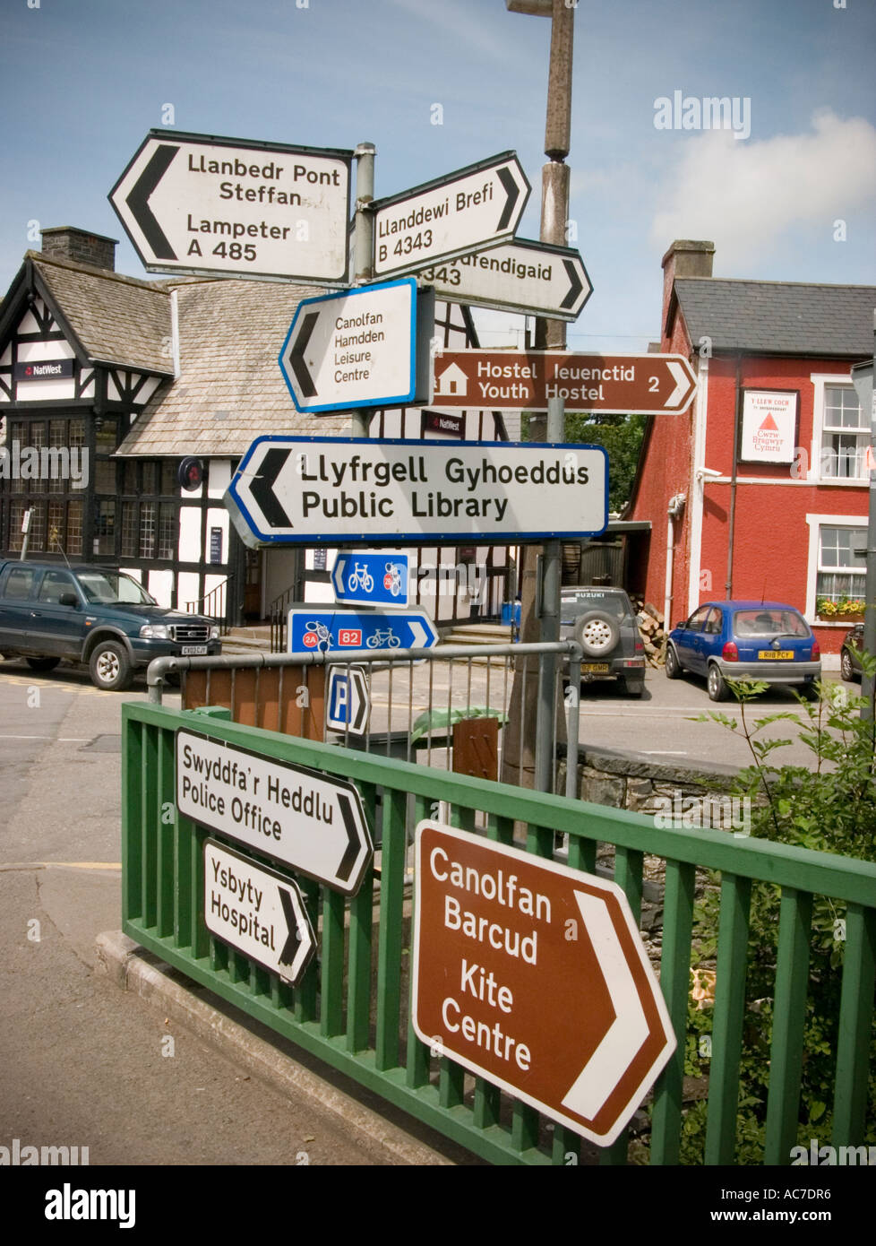 Multitud de señales de carretera a lugares y visitante attractionsTregaron Ceredigion Gales en galés y bilingüe inglés REINO UNIDO Foto de stock