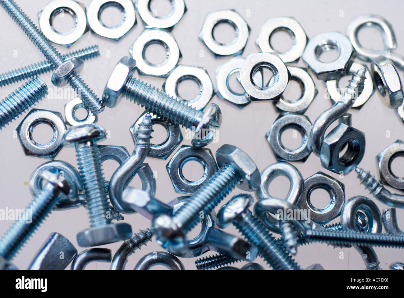 Partes pequeñas - tornillos, tuercas, pernos, fusibles, clavos, brads,  tachuelas, eléctrico, anillos, muelles, Molly pernos Fotografía de stock -  Alamy