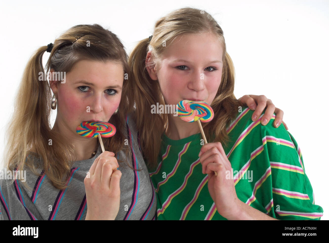 Chupando paletas fotografías e imágenes de alta resolución - Alamy