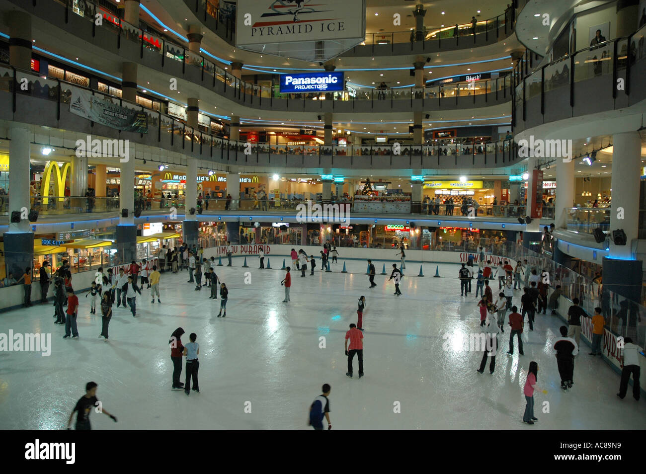 Pista de patinaje sobre hielo en Kuala Lumpur, Malasia, Sudeste de Asia Foto de stock