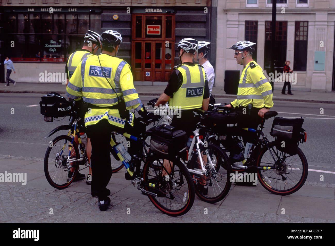 Grupo de cinco metropolitana y oficiales de policía de la ciudad de Londres en bicicletas de montaña, St Paul's, de la ciudad de Londres, Inglaterra Foto de stock