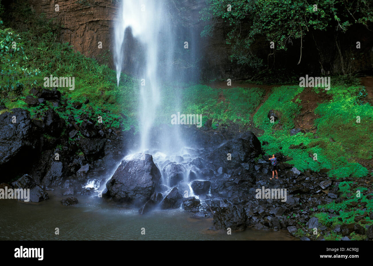 Un Turista En La Base De Bridal Veil Falls Cerca De Sabie Mirando Hacia Arriba A Las Caidas De Agua De Sabie Mpumalanga Sudafrica Fotografia De Stock Alamy