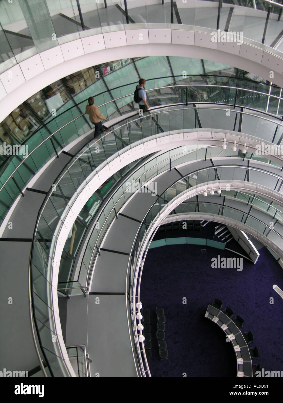 Escalera de caracol en el City Hall edificio GLA en Londres England Reino Unido Foto de stock