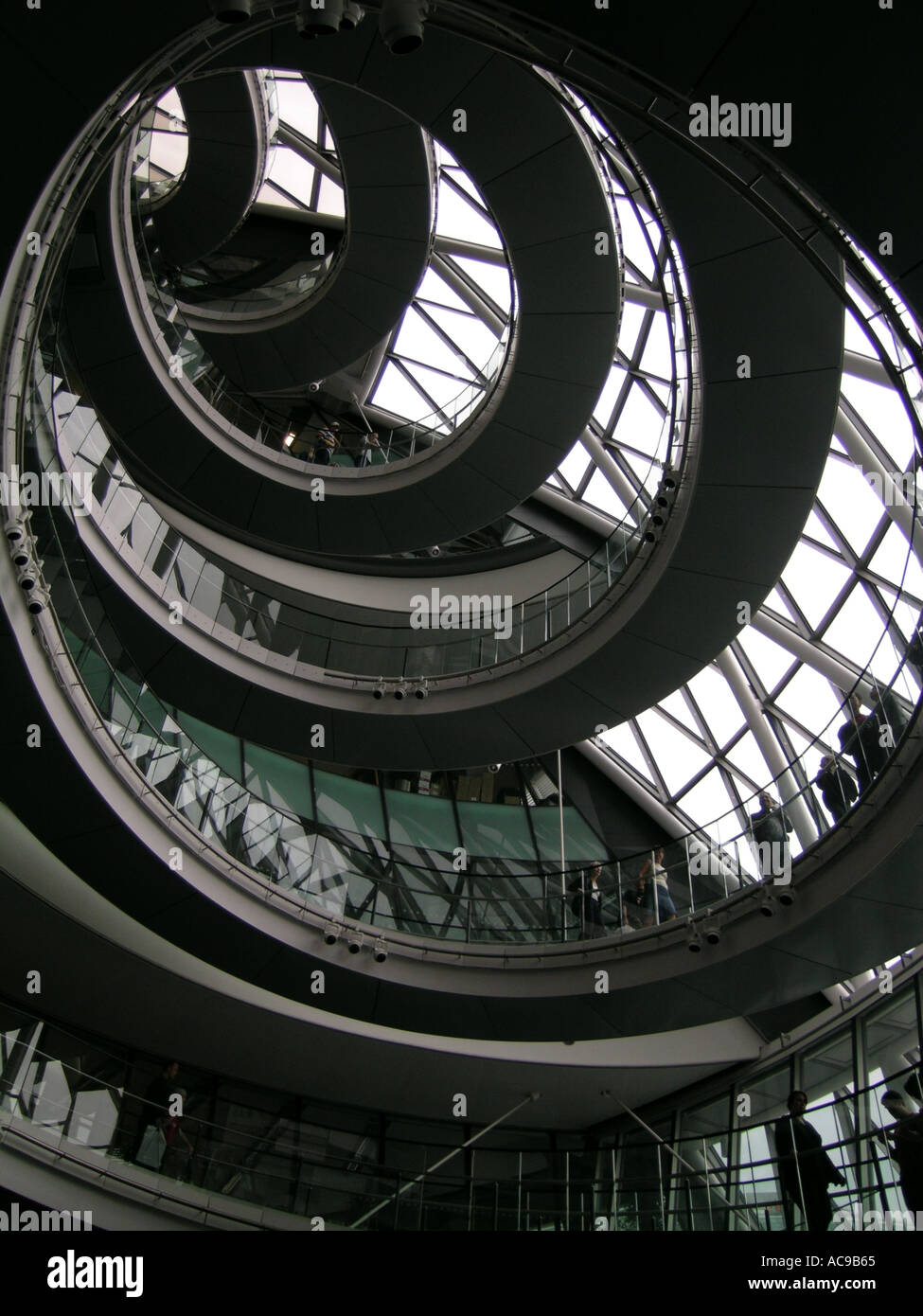 Escalera de caracol en el City Hall edificio GLA en Londres England Reino Unido Foto de stock