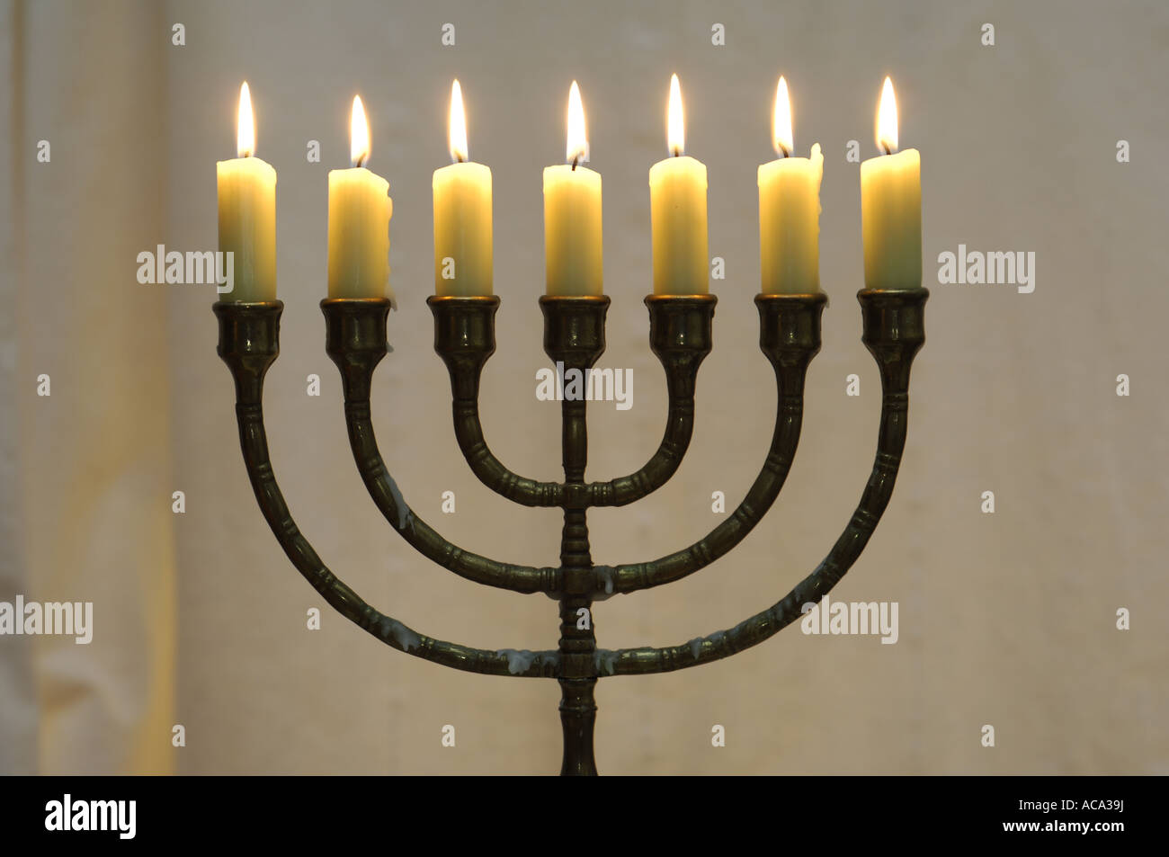 delicadeza Probablemente Contribución Candelabro con 7 velas Fotografía de stock - Alamy