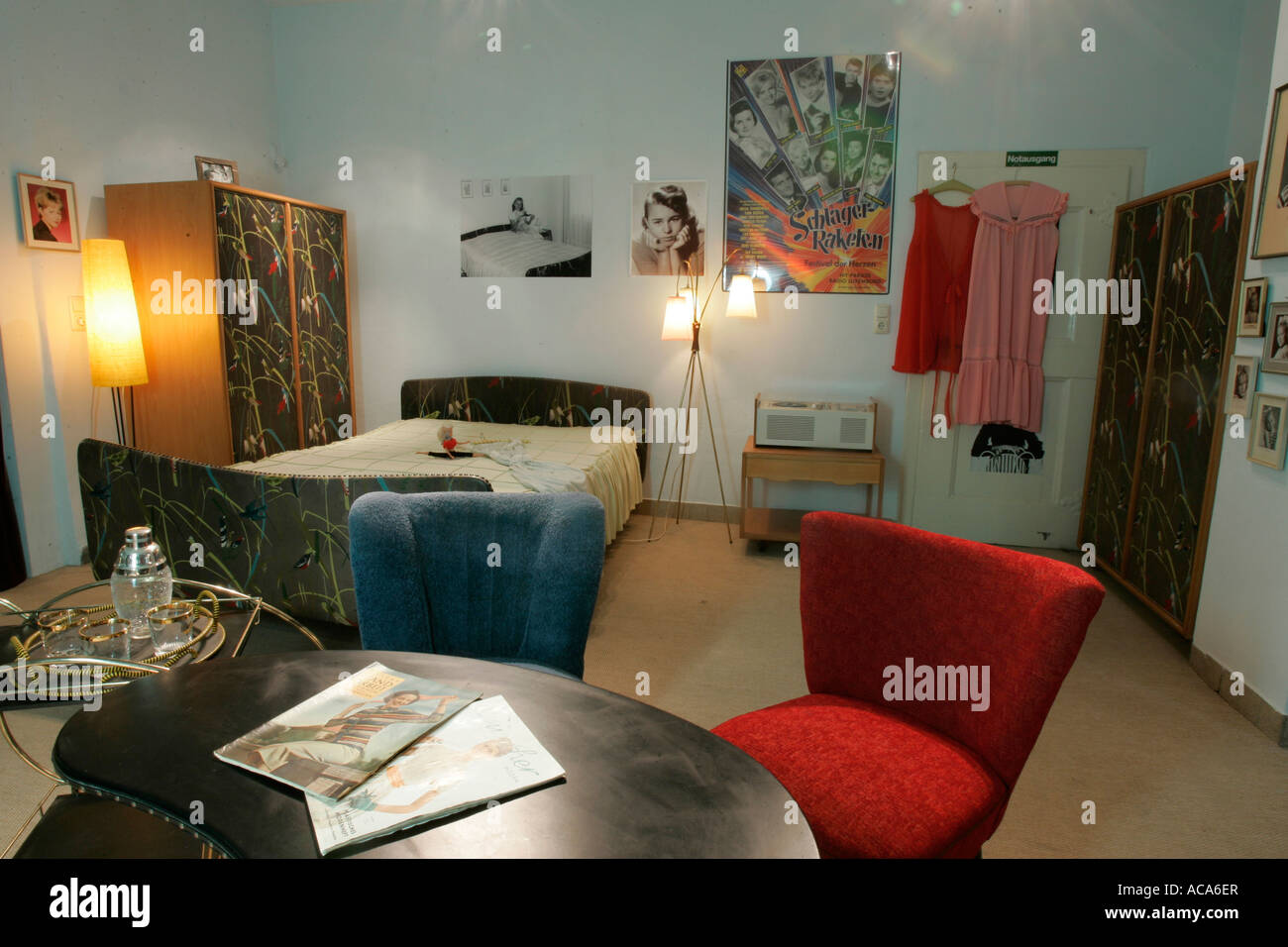 Dormitorio de Conny Froboess, los cincuenta museos en Buedingen, Hesse, Alemania Foto de stock