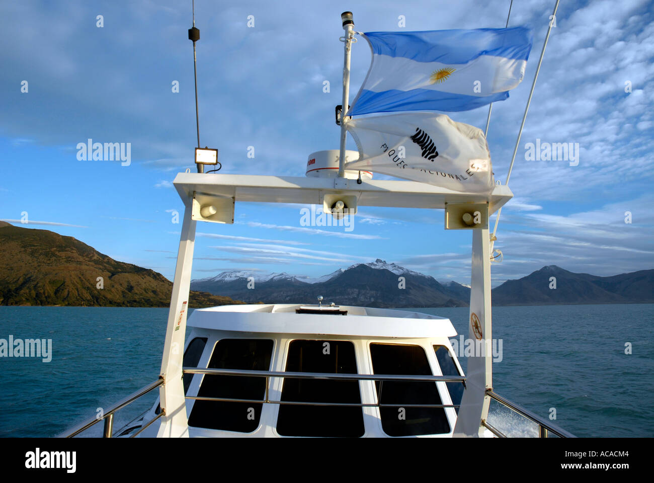 Barco de cruceros turísticos en Lago Argentino Parque Nacional Los
