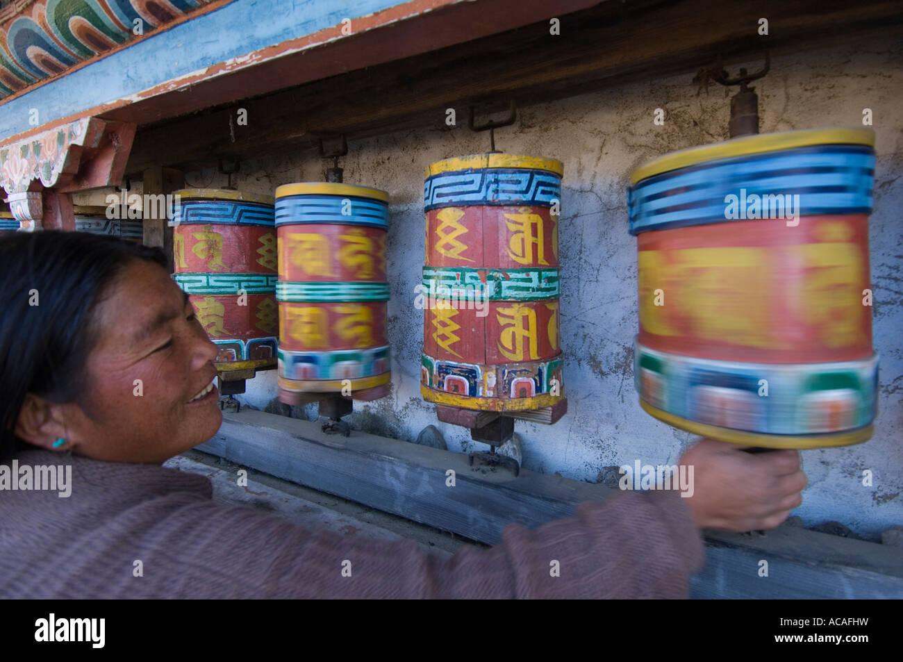 Mujer usando prayermill en Galdan Namge Lhatse monasterio Tawang Foto de stock