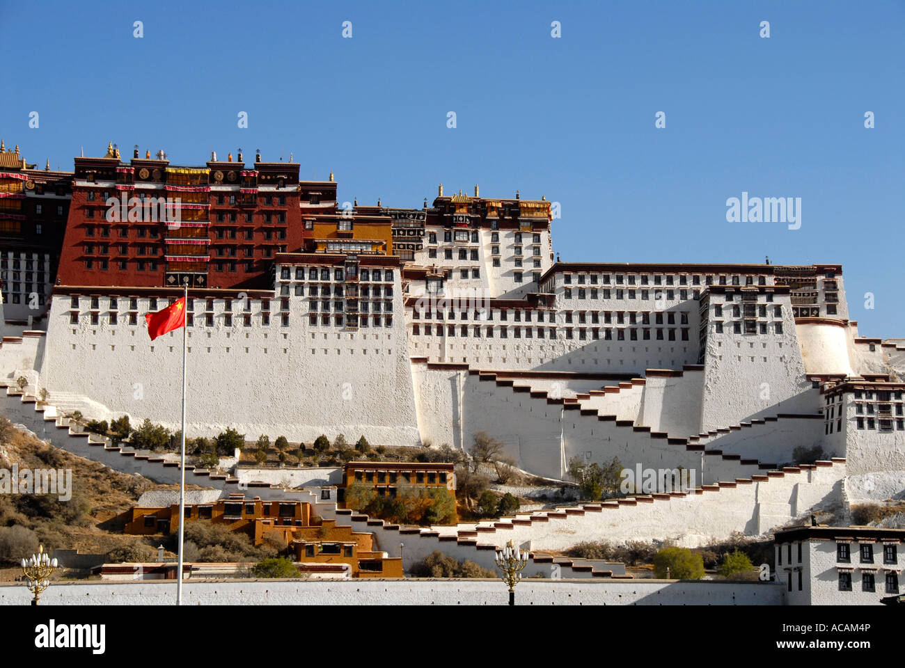 Escalera al Potala palacio de invierno del Dalai Lama Lhasa, Tibet, China Foto de stock