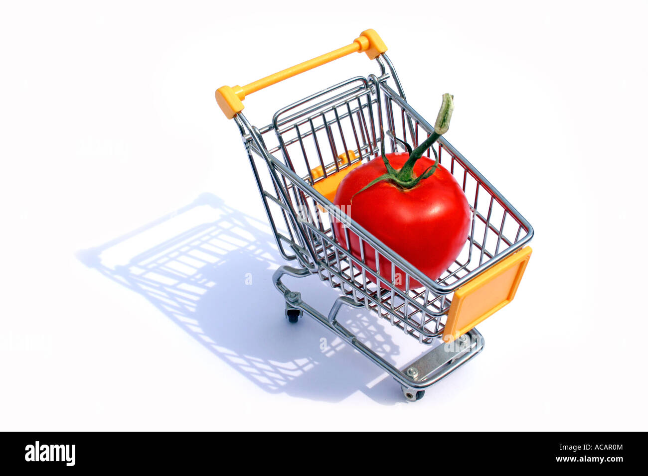 Tomate gigante en un carrito de la compra Foto de stock