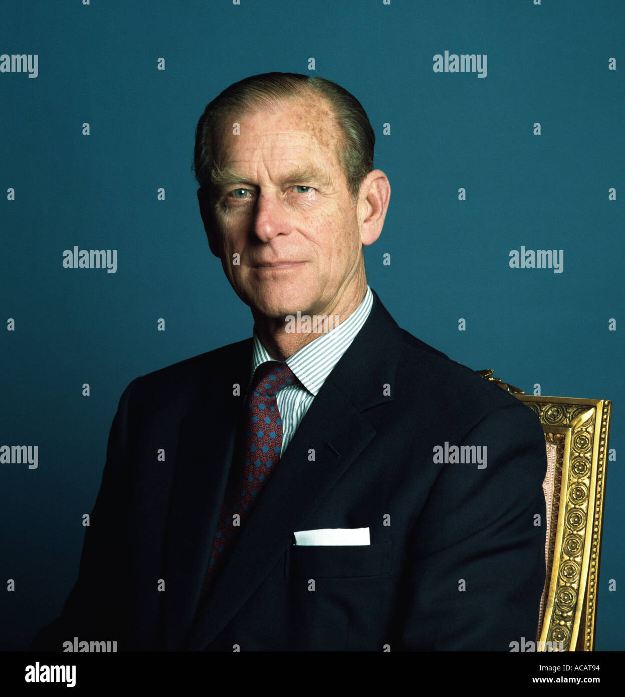 El príncipe Felipe, Duque de Edimburgo color informal retrato en traje de salón Buckingham Palace 1985 Foto de stock
