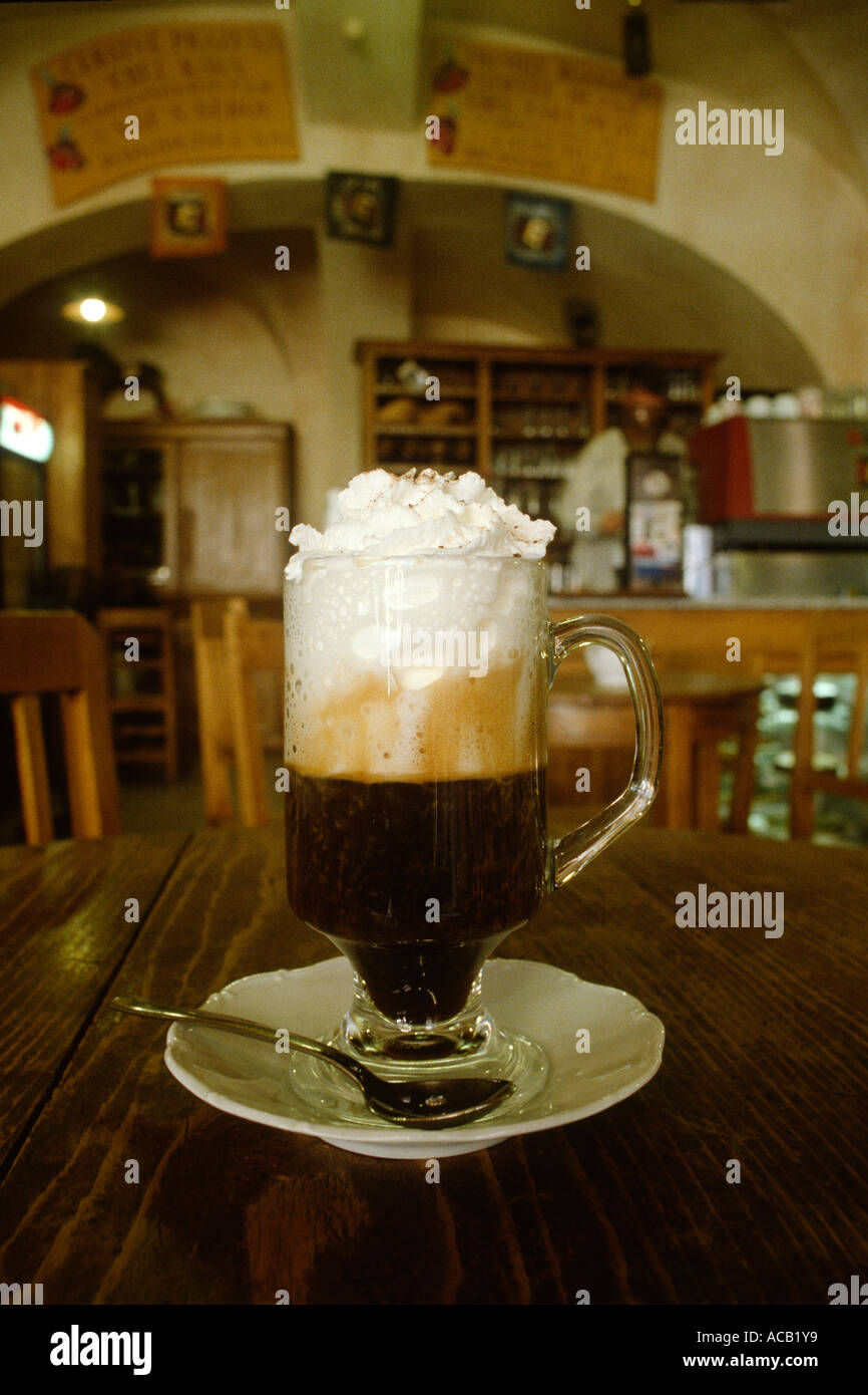 Praga República Checa café vienés en el Ebel Coffee House en el casco antiguo Foto de stock
