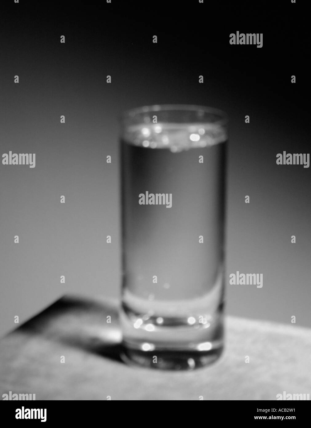 Fuera de foco fotografía en blanco y negro de un vaso de agua Foto de stock