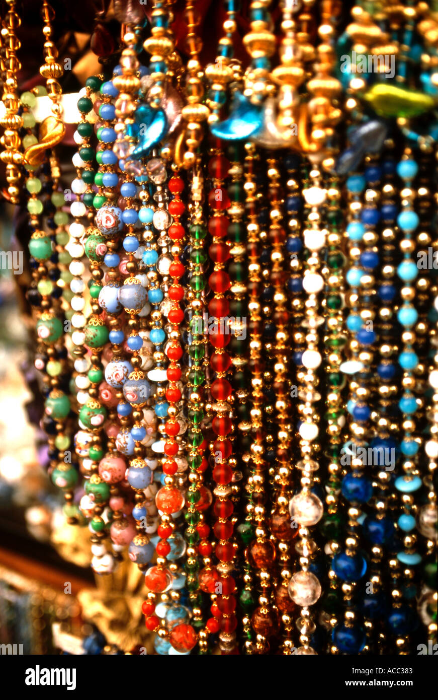 Hebras de collar de perlas de cristal de murano Fotografía de stock - Alamy