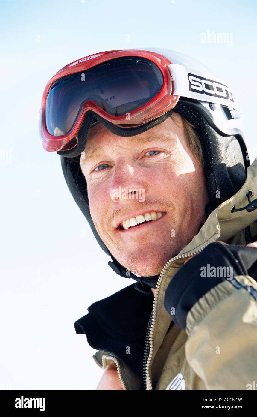 Gafas de esquí con el reflejo de las montañas nevadas. Hombre en el cielo  azul de fondo. Deportes de invierno Fotografía de stock - Alamy