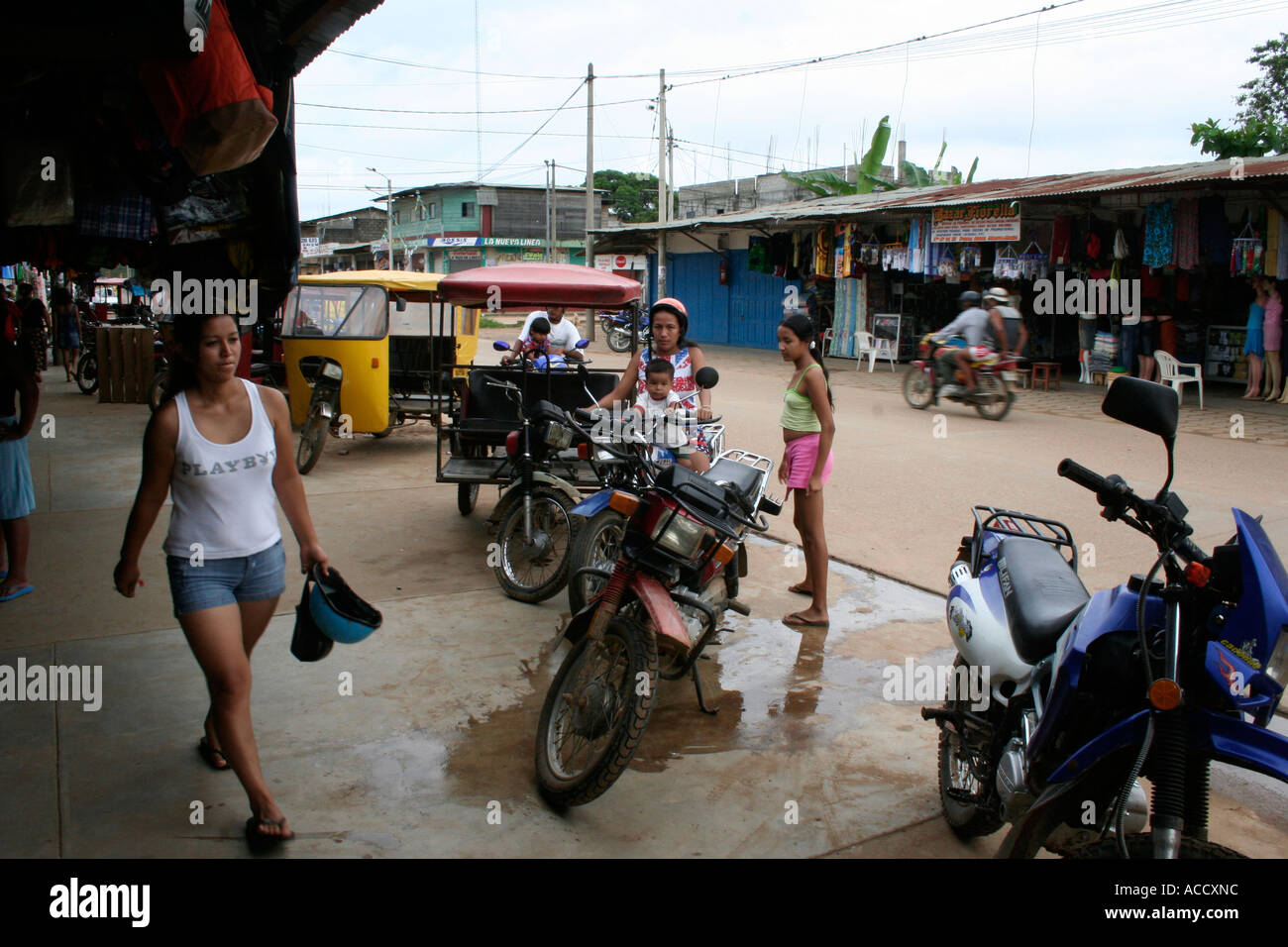 Escena de una calle, en el mercado de Puerto Maldonado, Perú Fotografía de  stock - Alamy