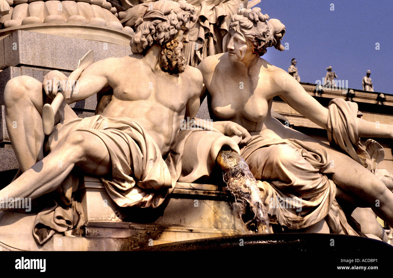 Austria Viena El parlamento austriaco neoclásico Historia estatua histórica Escultura Foto de stock