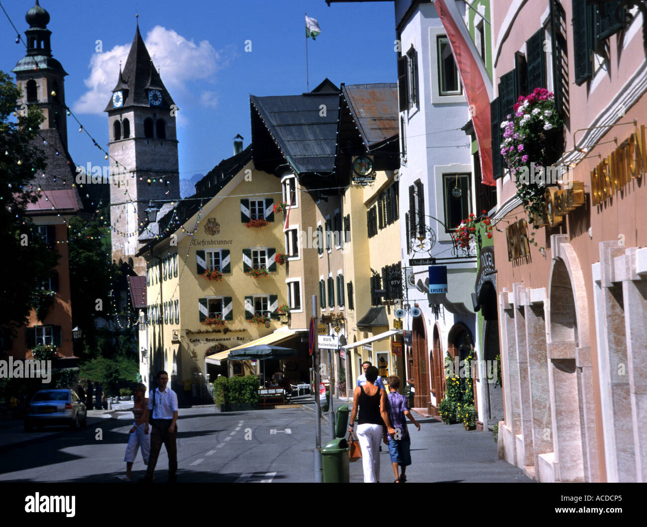 Austria Tirol Kitzbuhel Tiendas Cafe Restaurant Terras Foto de stock